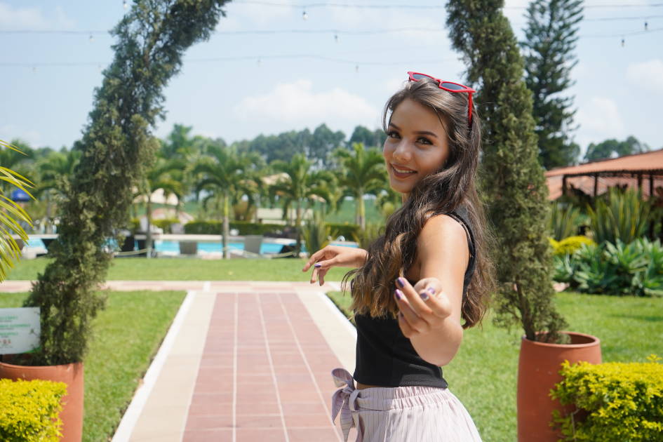 Anfitriona dando la bienvenida en los jardines de Finca Hotel Yerbabuena